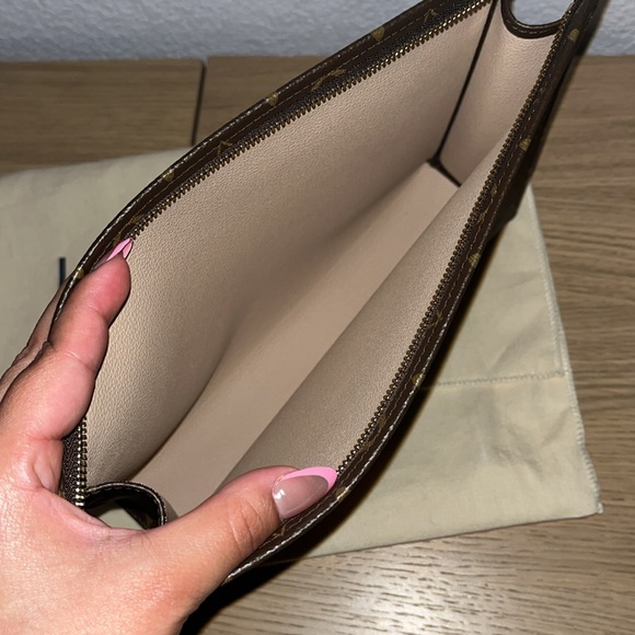 Louis Vuitton monogram toiletry pouch 26 - Picture 3 of 7